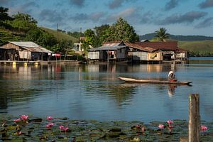 Ein Dorf am Sentani-See in Papua