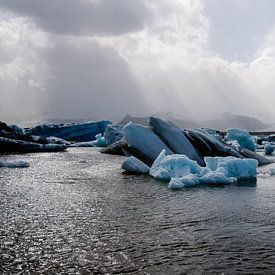 Glacier lake Jökulsarlon by Inge de Lange
