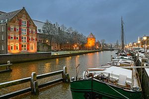 Die verschneite Thorbeckegracht in Zwolle an einem kalten Wintermorgen