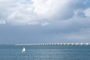 Segelboot bei der Zeelandbrücke / Seeland / Niederlande von Photography art by Sacha