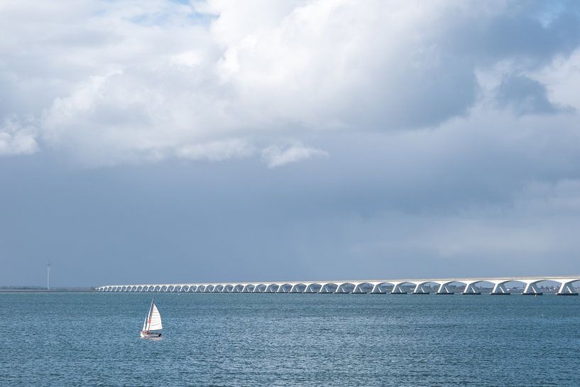 Zeilboot bij de Zeelandbrug / Zeeland / Nederland van Photography art by Sacha