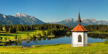 Kapel in Hergratsrieder See, Beieren, Duitsland van Markus Lange
