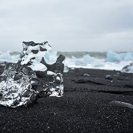 Kristalklare Eisskulptur in Nahaufnahme auf schwarzem Sand nahe Eismeer Jokulsarlon von Jutta Klassen