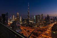 Zicht op downtown Dubai in blauwe uurtje