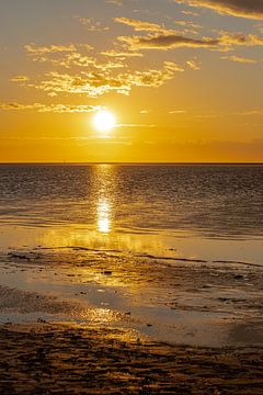 Zonsondergang op het strand van St. Peter Ording van Alexander Wolff