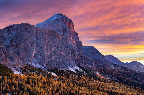 Sunrise and autum colors, Dolomites van Paul Begijn