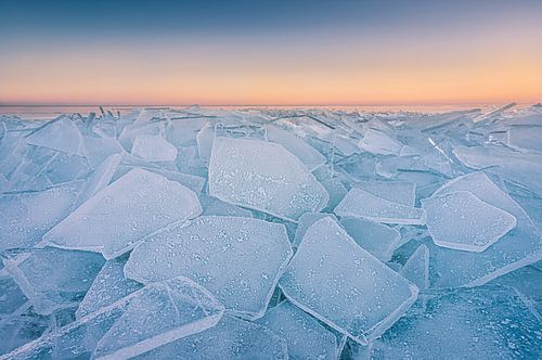 Broyer de la glace sur le Markermeer au coucher du soleil