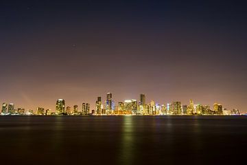 USA, Florida, Reflektierende schöne Stadt Lichter der Skyline von Miami von adventure-photos