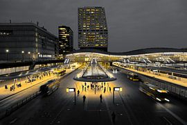 Busplein en Stadskantoor Utrecht tijdens avondspits van Framed by Elisabeth