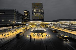 Place des bus et bureaux municipaux d'Utrecht à l'heure de pointe du soir