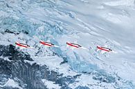 Patrouille Suisse passeert een gletscher op het Eiger massief van Martin Boschhuizen thumbnail