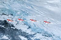 Patrouille Suisse passeert een gletscher op het Eiger massief
