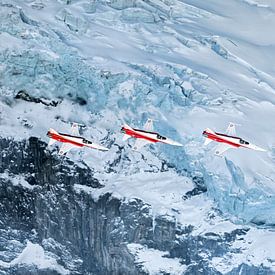 Patrouille Suisse passiert einen Gletscher auf dem Eigermassiv von Martin Boschhuizen
