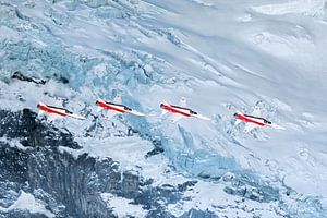 Patrouille Suisse passeert een gletscher op het Eiger massief van Martin Boschhuizen