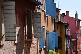 Kleurrijke huizen en luiken in Rovinj van Erik Buitenhuis