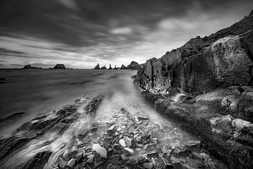 Natuurlandschap aan de kust van Spanje in zwart-wit.