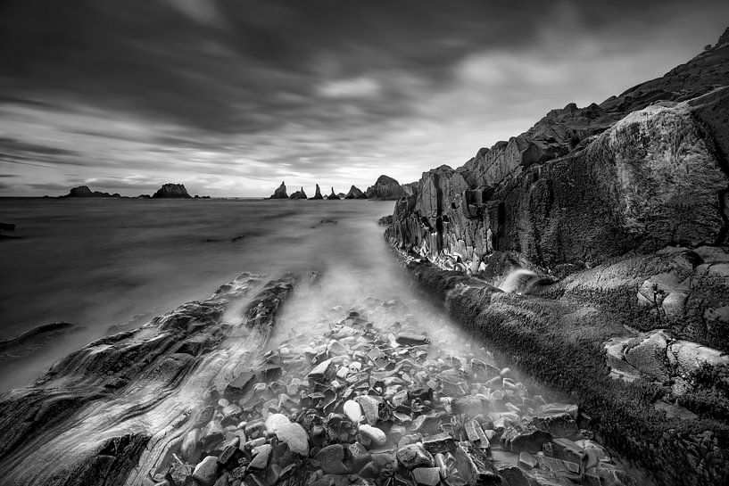 Paysage naturel sur la côte espagnole en noir et blanc. par Manfred Voss, Photographie Noir et Blanc