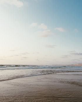 uhiges Meer und Blauer Himmel bei Sonnenuntergang