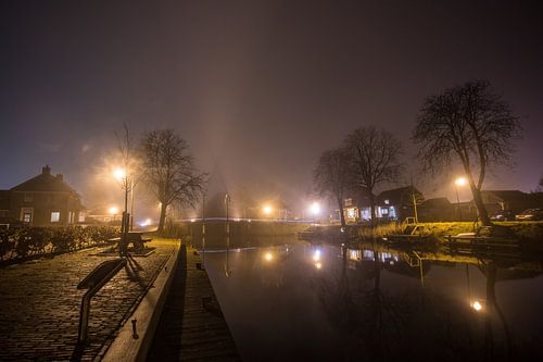 Brug in de mist over kanaal