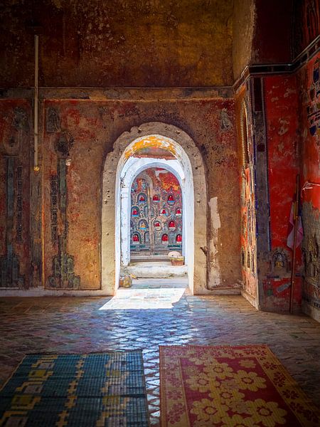 Tor in einem buddhistischen Kloster in Nyaung Shwe, Myanmar von Teun Janssen