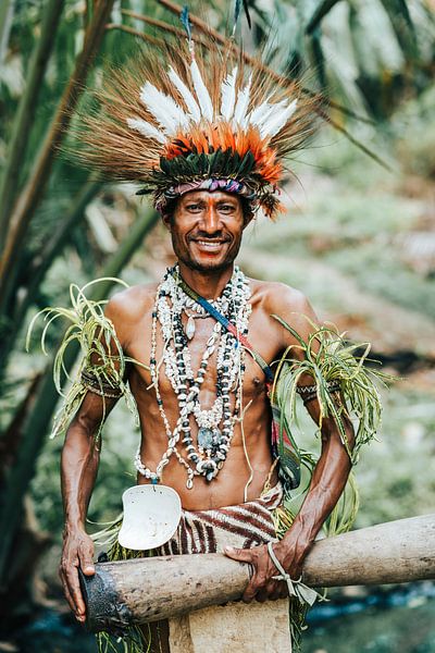 Portret van man in Papoea Nieuw Guinea van Milene van Arendonk