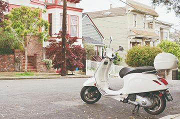 Vintage scooter op straat in San Francisco van Carolina Reina