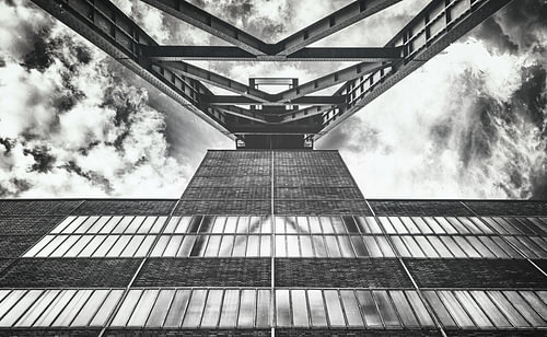 Schachttoren bij de Zollverein-mijn onder een dramatische hemel