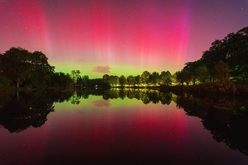 Noorderlicht weerspiegeld van Martin Podt
