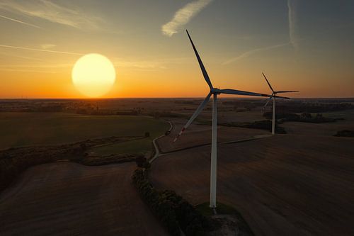 Zonsondergang met energiemolen