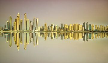 Reflectie Dubai Marine van Werner van Beusekom