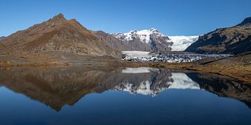 Reflexionen der Berge und des Gletschers Svínafellsjökull