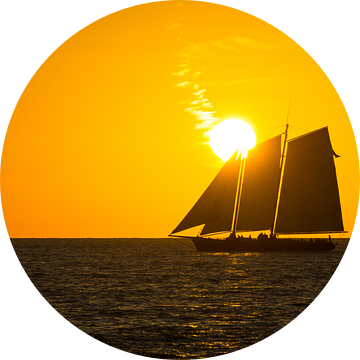 Verenigde Staten, Florida, Zeilschip met oranje zonsondergang hemel achter zeilen van adventure-photos