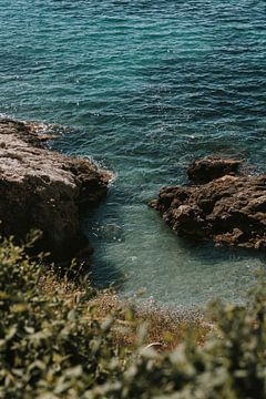 Uitzicht op rotspartijen en turqoise water in Ibiza, Spanje