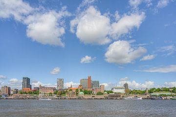 Hamburg Uitzicht over de Elbe naar St. Pauli van Michael Valjak