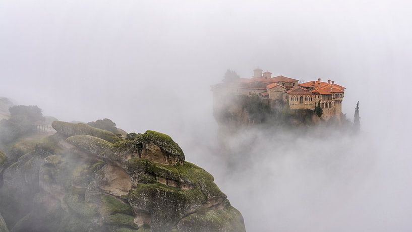Meteora Kloosters in de mist van Teun Ruijters