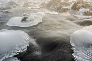 Eisschollen in der fließenden Isar bei München bei kaltem Wetter von Robert Ruidl