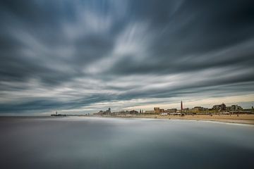 Scheveningen storm in kleur van Arjen Roos