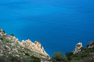 Eau de mer bleue et falaises dans le parc naturel