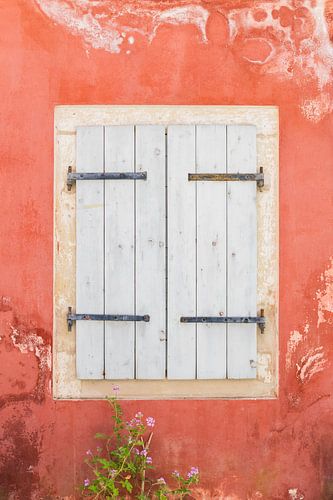 Des volets blancs sur un mur de couleur toscane