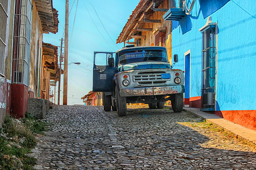 Vrachtwagen in een straat in Trinidad, Cuba