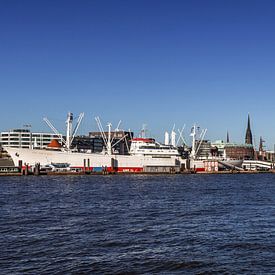 Hamburg City Skyline mit Museumsschiff Cap San Diego und Elbphilharmonie- Panorama von Frank Herrmann