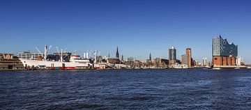 Skyline van Hamburg met museumschip Cap San Diego en Panorama Elbphilharmonie