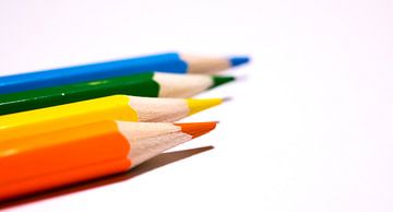 Gekleurde potloden op een rij 3 van Michel Knikker