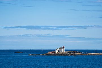 The lighthouse Grønningen Fyr in front of Kristiansand in Norway. by Rico Ködder