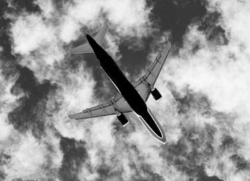 Passagiersvliegtuig met bewolkte lucht