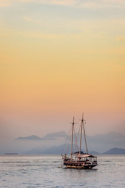 Zeilboot op de kust van Ilha Grande in Brazilië tijdens zonsondergang van Nick Chesnaye