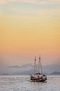 Zeilboot op de kust van Ilha Grande in Brazilië tijdens zonsondergang van Nick Chesnaye thumbnail