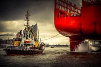 Fotografie Hamburg Architektur - Schlepper bugsiert Containerschiff im Hamburger Hafen
