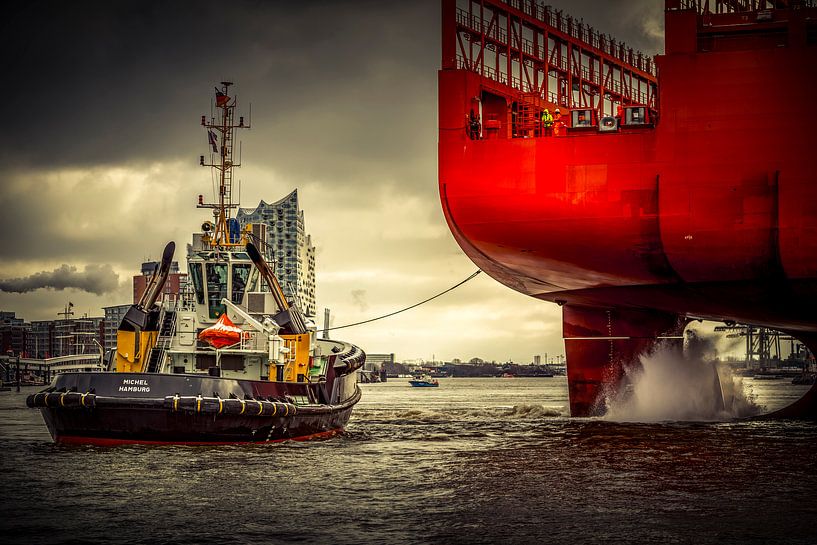 Fotografie Hamburg architectuur - Sleepboot manoeuvreert containerschip in Hamburgse haven van Ingo Boelter