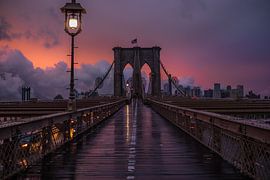 Brooklyn Bridge an einem frühen Morgen nach einem Regenschauer von Nico Geerlings